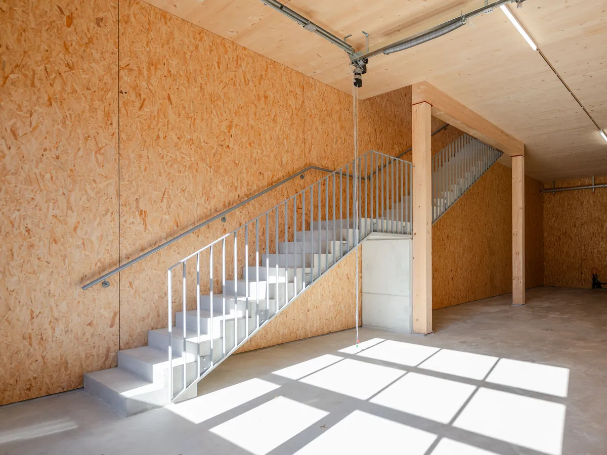 OSB-Wand mit Treppe ins Obergeschoss